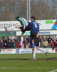 Yves heskamp in gevecht om de bal (Foto Helmich Lubberts)